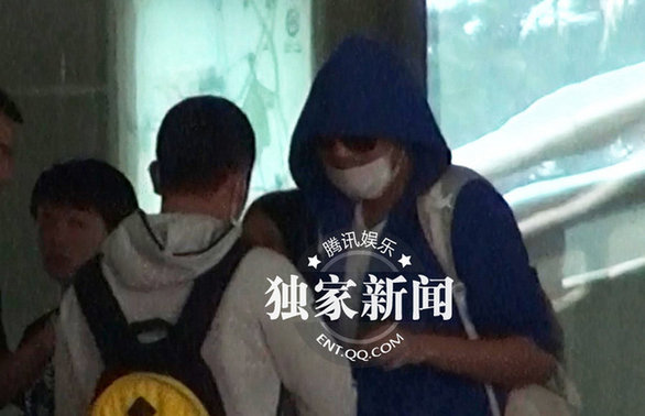 李代沫成準(zhǔn)明星 機(jī)場(chǎng)現(xiàn)身打扮高調(diào)不注意都難