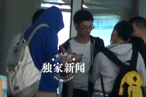 李代沫成準明星 機場現(xiàn)身打扮高調不注意都難