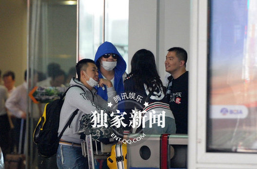 李代沫成準(zhǔn)明星 機(jī)場(chǎng)現(xiàn)身打扮高調(diào)不注意都難