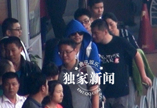 李代沫成準(zhǔn)明星 機(jī)場(chǎng)現(xiàn)身打扮高調(diào)不注意都難