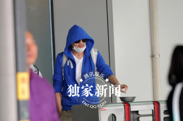李代沫成準(zhǔn)明星 機(jī)場(chǎng)現(xiàn)身打扮高調(diào)不注意都難