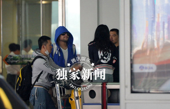 李代沫成準明星 機場現(xiàn)身打扮高調(diào)不注意都難