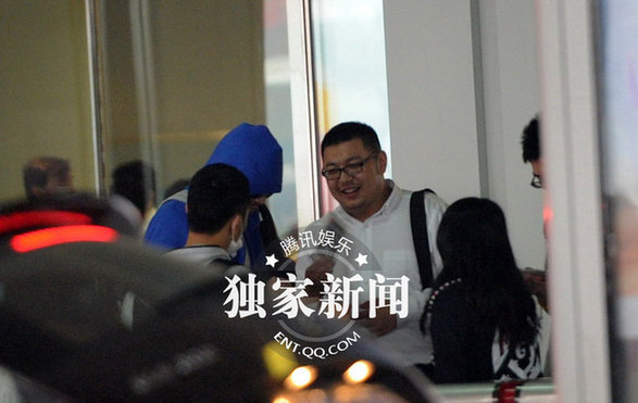 李代沫成準(zhǔn)明星 機(jī)場(chǎng)現(xiàn)身打扮高調(diào)不注意都難