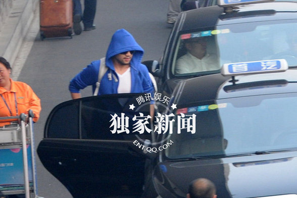 李代沫成準(zhǔn)明星 機(jī)場(chǎng)現(xiàn)身打扮高調(diào)不注意都難