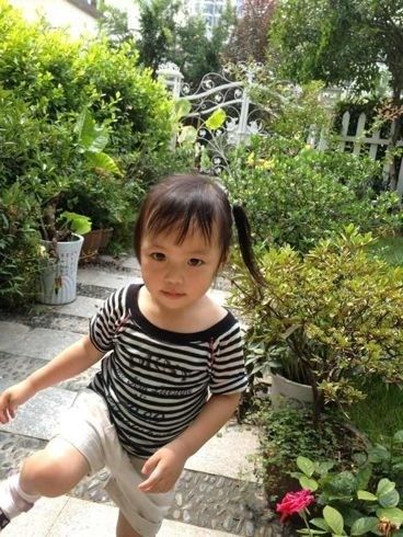趙薇老公曬女兒成長(zhǎng)照 小四月面容清秀隨媽媽
