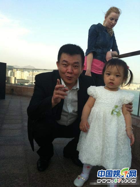 趙薇老公曬女兒成長(zhǎng)照 小四月面容清秀隨媽媽