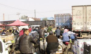 司機鬧市停車兩小時 下車與行人打架 司機鬧市停車兩小時 下車與行人打架