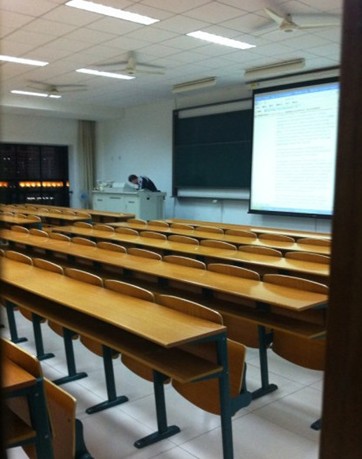 上課了，教室里只有老師一個人