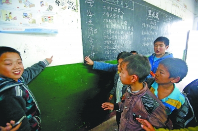 10歲男童生日當天慘遭老師揪臉撞墻 臉青紫