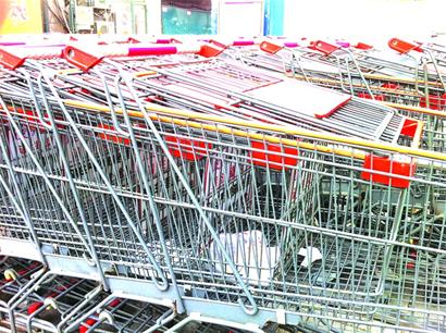 超市購(gòu)物車(chē)多沾滿污垢 無(wú)行業(yè)規(guī)范難監(jiān)管