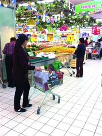 超市購(gòu)物車(chē)多沾滿污垢 無(wú)行業(yè)規(guī)范難監(jiān)管