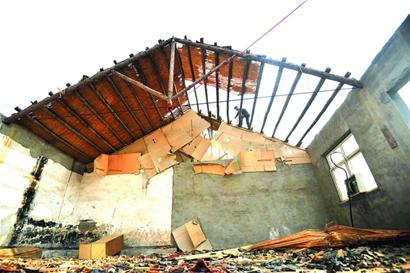 青島村民密林中私建4千平山寨當(dāng)寨主 種滿楊樹當(dāng)圍墻 青島村民密林中私建4千平山寨當(dāng)寨主 種滿楊樹當(dāng)圍墻