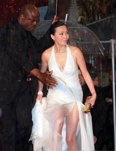 女星高開叉禮服背后的尷尬事