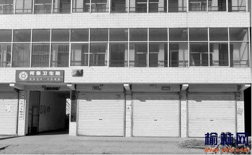 何集鎮(zhèn)何集衛(wèi)生院大門雖然敞開，但兩層近二十間病房空無一人。記者邊瑞攝