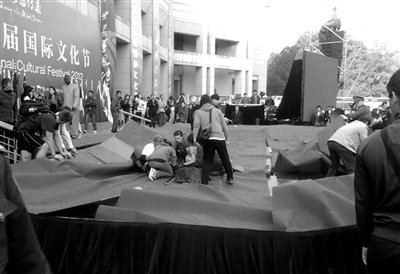 大學生集體跳《江南style》致舞臺坍塌(圖)