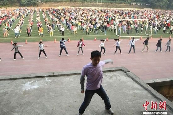 重慶南開中學(xué)體育老師將其改編成適合中學(xué)生的課間操