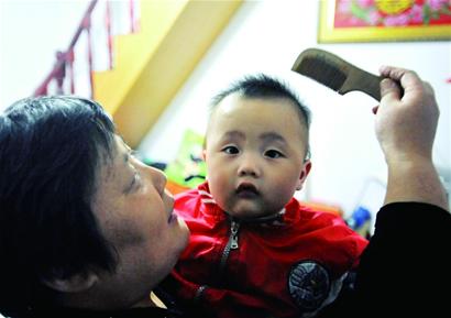 青島老年漂:成子女帶薪保姆 年過(guò)半百無(wú)奈分居