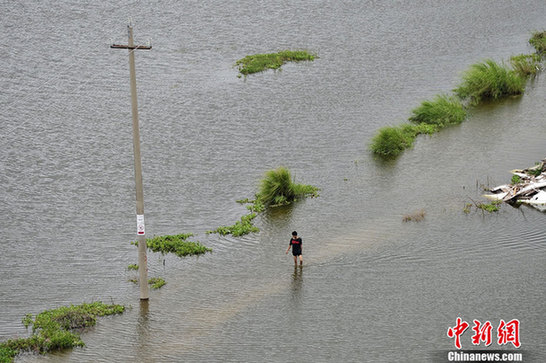 臺風山神過境三亞大風暴雨 市民街上下網(wǎng)捕魚