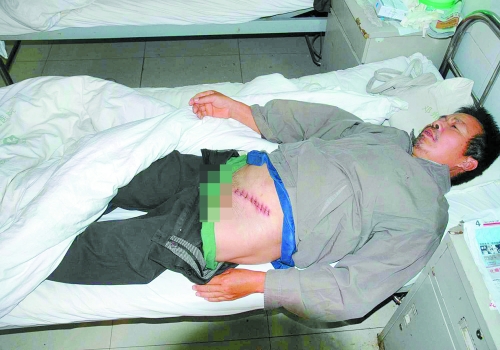 遭暴打后，環(huán)衛(wèi)工人彭付振被送往醫(yī)院救治。