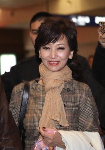 趙雅芝被老公攙扶恩愛(ài)亮相 破偷情遭家暴傳聞