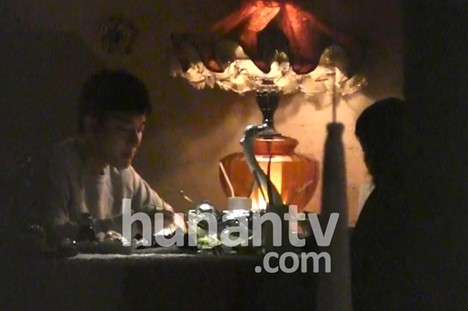 賈乃亮與岳母同行進餐 學習伺候愛妻李小璐的招數(shù)