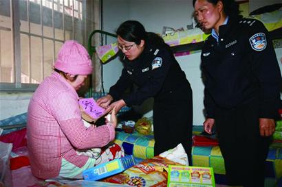 青島小東北街頭10分鐘連捅4人 稱只是因?yàn)樾臒? align=