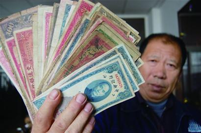 青島市民老宅墻內(nèi)驚現(xiàn)50萬(wàn)民國(guó)紙幣 1張值上百 青島市民老宅墻內(nèi)驚現(xiàn)50萬(wàn)民國(guó)紙幣 1張值上百