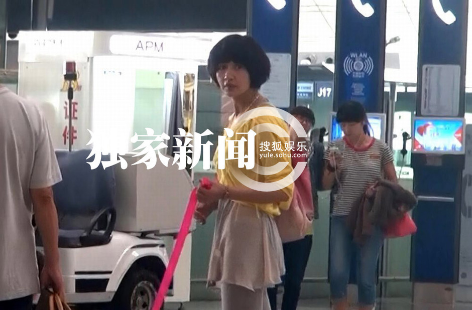 楊雪素顏帶女兒外出 當(dāng)眾與老公深情吻別秀恩愛(ài)