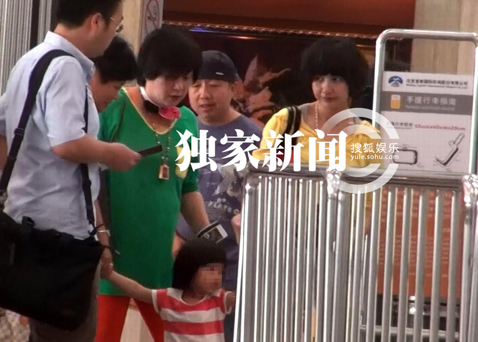 楊雪素顏帶女兒外出 當(dāng)眾與老公深情吻別秀恩愛