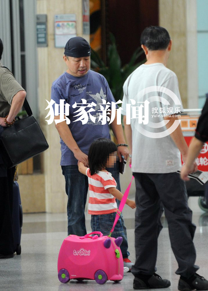 楊雪素顏帶女兒外出 當眾與老公深情吻別秀恩愛