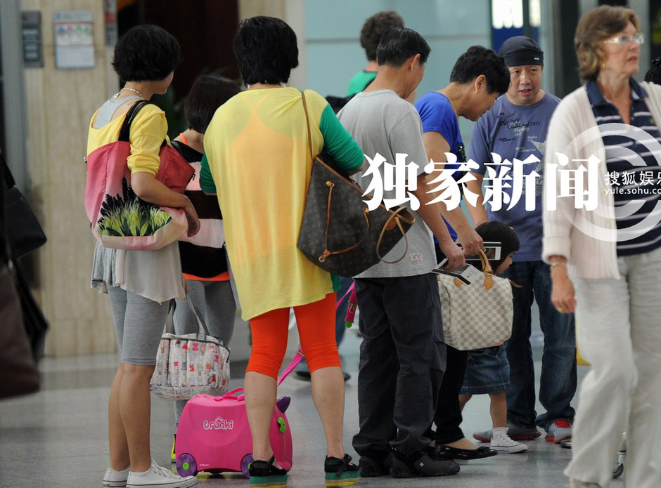 楊雪素顏帶女兒外出 當(dāng)眾與老公深情吻別秀恩愛