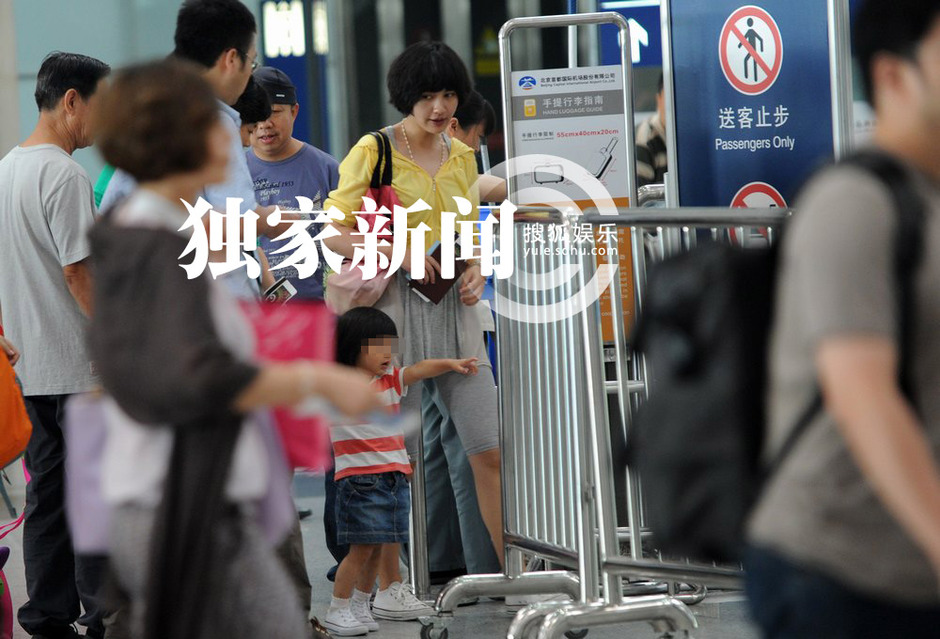 楊雪素顏帶女兒外出 當眾與老公深情吻別秀恩愛