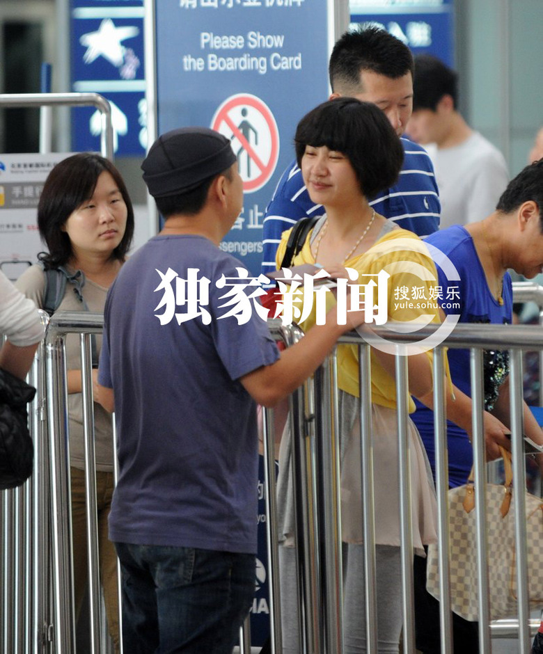 楊雪素顏帶女兒外出 當(dāng)眾與老公深情吻別秀恩愛