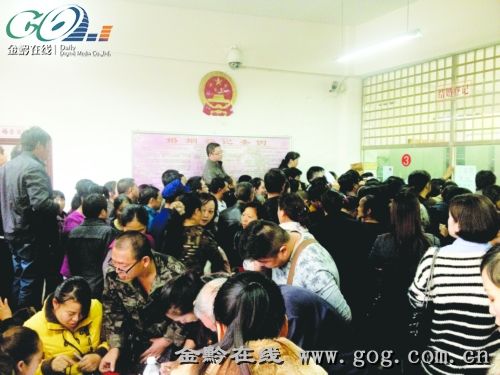 小小的婚姻登記處，擠滿了要離婚的人。