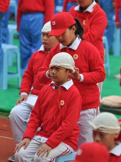 青島軍訓大閱兵:女生海藍短裙紅貝雷帽風姿迷人