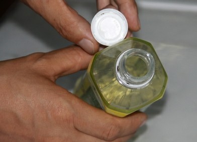 康師傅冰糖雪梨喝出黑蟲 長須分明腿腳完整