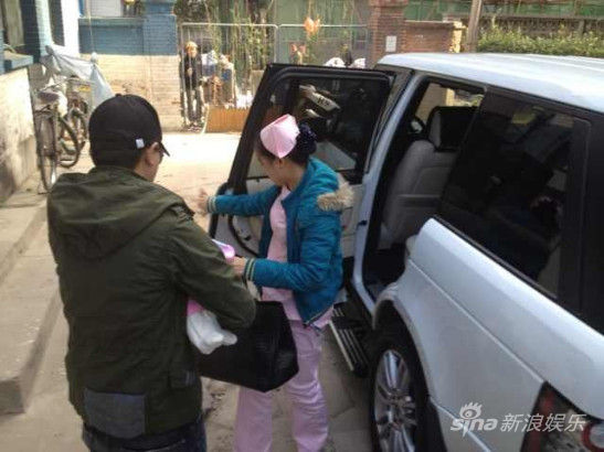 賈乃亮抱女兒做檢查姿勢標準 全程有人攝像