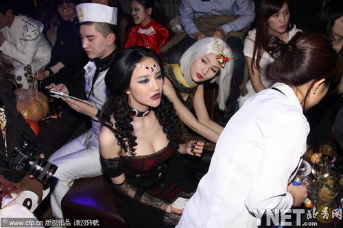 萬圣節(jié)派對群魔亂舞 劉雨欣秀豪乳藍(lán)燕搔首弄姿