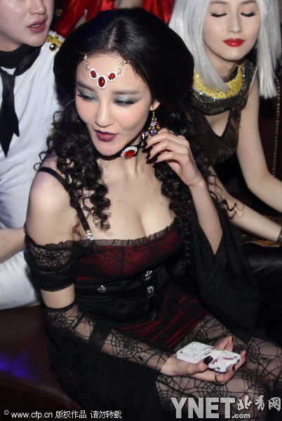 萬(wàn)圣節(jié)派對(duì)群魔亂舞 劉雨欣秀豪乳藍(lán)燕搔首弄姿