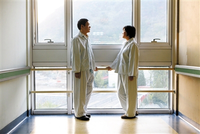 昨日，解放軍309醫(yī)院，丈夫田新丙和妻子蘇丹在病房走廊里聊天。