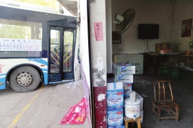 10月31日，株洲云龍示范區(qū)龍頭鋪鎮(zhèn)，T6路公交車與106路公交車發(fā)生追尾事故，106路公交車一頭撞上路邊的民居。圖/記者王偉