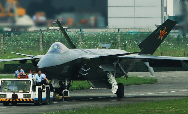 資料圖：牽引中的殲-20測(cè)試機(jī)。