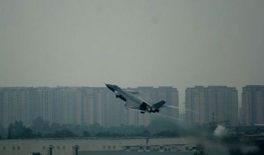 資料圖：殲-20戰(zhàn)機(jī)加力起飛，其機(jī)翼兩端出現(xiàn)兩道白色的渦流，感覺(jué)十分唯美。