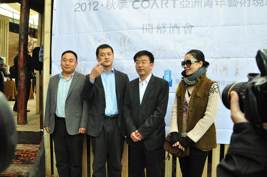 王菲李亞鵬高調(diào)亮相秀恩愛 個性天后變小女人