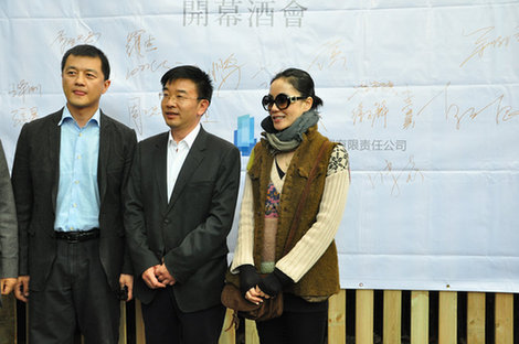 王菲李亞鵬高調(diào)亮相秀恩愛 個性天后變小女人