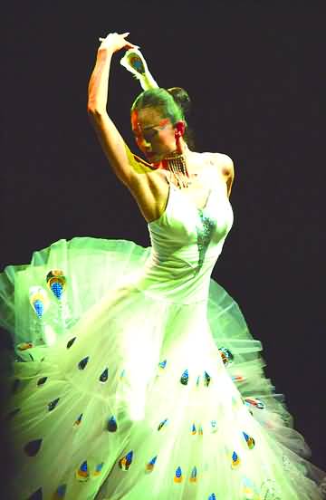 逆天生長(zhǎng)的孔雀仙子楊麗萍 歲月太不公平了