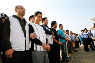 昨日，大陸警方將犯罪嫌疑人移交臺(tái)灣執(zhí)法部門(mén)。