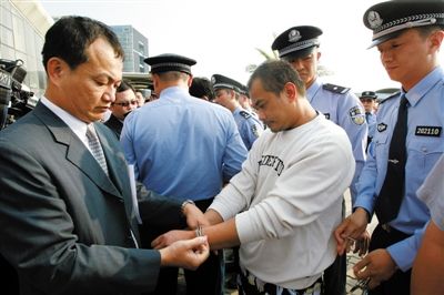 昨日，兩地警方換械移交犯罪嫌疑人儀式現(xiàn)場(chǎng)。