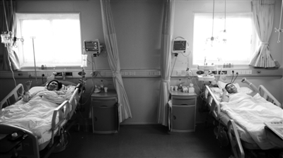 昨日，解放軍309醫(yī)院，肝移植手術(shù)后的蘇丹和丈夫田新丙躺在重癥監(jiān)護病房，他們舉起拳頭為自己加油，醫(yī)生說兩人的肝移植手術(shù)非常順利。