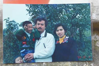 龍龍與親生父母的合影。圖由受訪者提供
